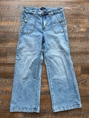 Light Wash Cropped Wide Leg Jeans